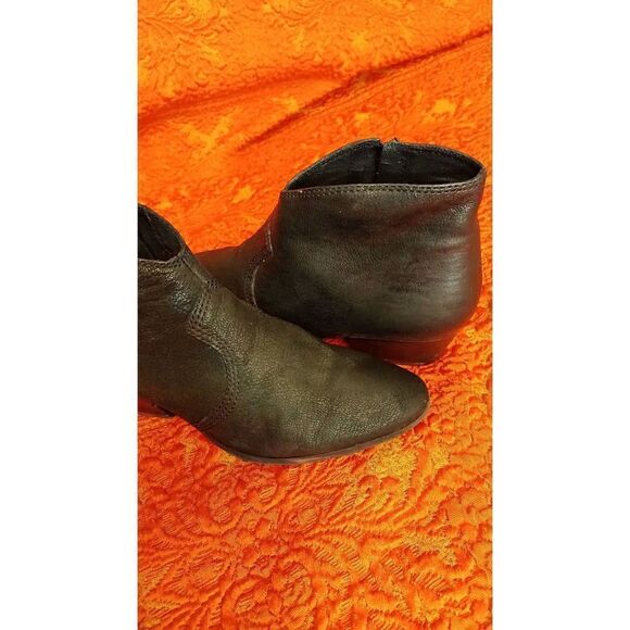 Vince camuto leather boots in black. Very good condition. - Picture 6 of 8